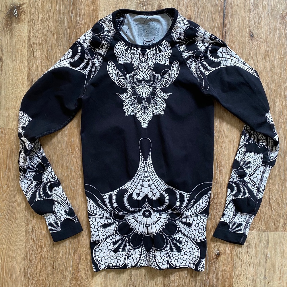 ATHLETA patterned workout/thermal shirt